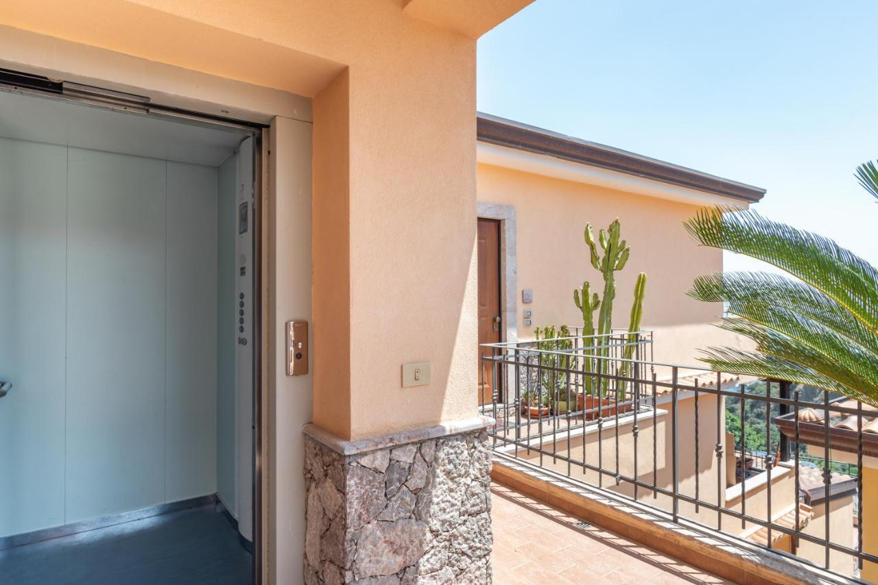 Taormina Panoramic Apartment With Parking מראה חיצוני תמונה